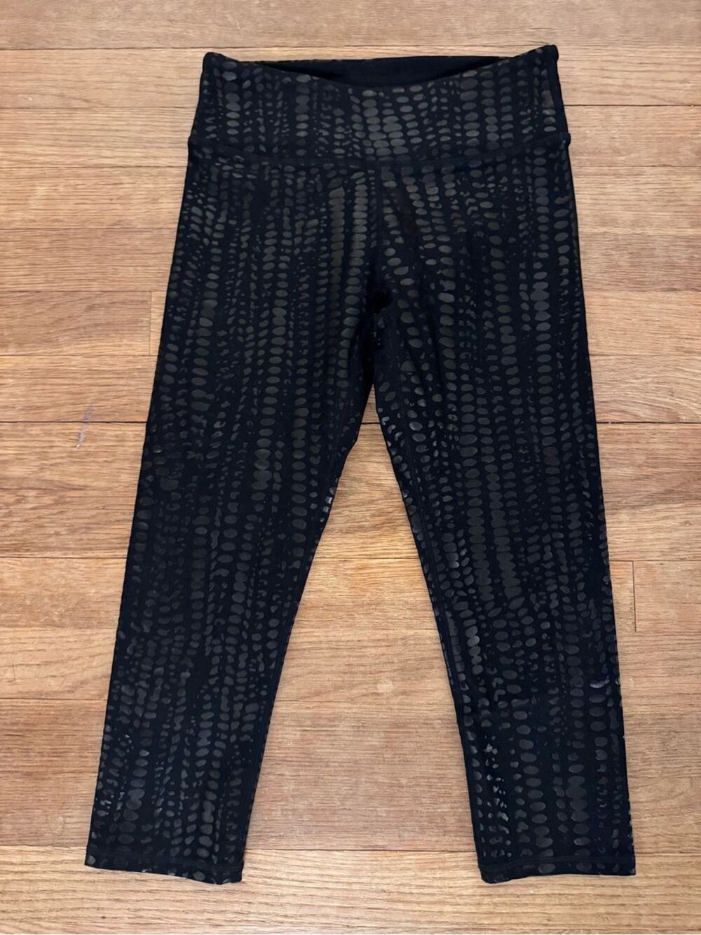 Women's Black Foil Pebble Print Cropped Ponte Leggings - Size XS
b23